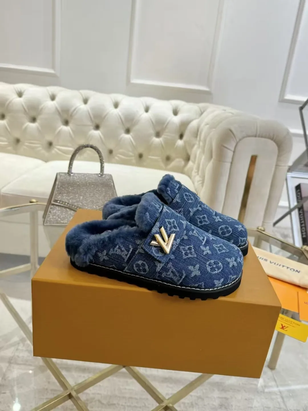 p600✨ LV Couple’s Wool Slippers｜Full of high-end feel, the soles of your feet are luxurious✨ We have achieved the ultimate restoration of the "higher version" of this pair of LV classic toe-toe slippers! 👫💫 🌟 The core advantages are clear at a glance: ✔️ Original jacquard + cowhide fabric, delicate texture, high-end at first glance; ✔️ 280% pure wool lining, wearing barefoot is like stepping on clouds ☁️, soft and skin-friendly and not sweaty; ✔️ Non-slip rubber bottom + three-dimensional toe design, super stable for walking, fashionable and practical!  👀 Must-have attention to detail: Belt buckle + classic LV presbyopic elements, revealing the aura of a big-name brand in a low-key manner ~ Whether it is a couple dating or a trip with besties, both of them are the focus when they go out👟💖 ✨ Easily match the wardrobe: jeans + sweaters, lazy and casual style ✔️ Coat + skirt, refined and elegant ✔️ One pair of shoes can handle a variety of styles, and the sense of luxury is never artificial ~ #LV slippers #couple outfit #High-End Customization #Quality Shoes Recommendation Fabric: Yangjing/classic jacquard fabric Lining: Imported wool lining Sole: Original rubber sole Size: Female 35-41 Male 38-46